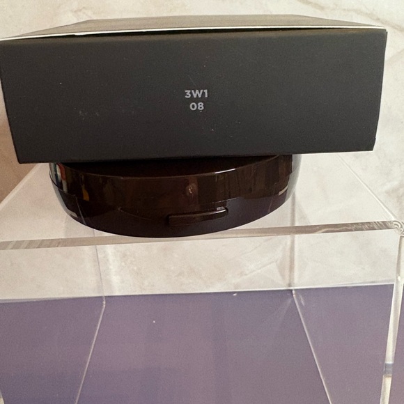 Laura Mercier Translucent Setting Powder in Black Compact. Color 3W1 08 - Picture 3 of 4